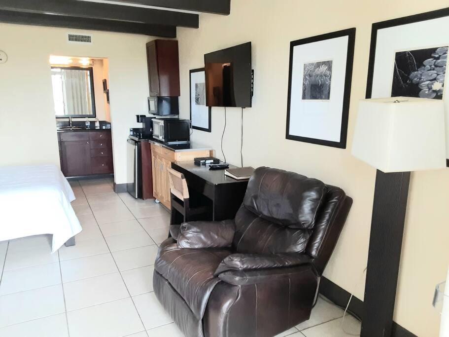 Beautiful One Bedroom Resort-Style Studio With Pool And Beach Access 러스킨 외부 사진